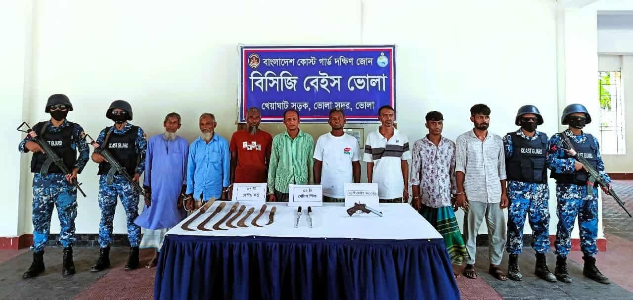 ভোলায় আগ্নেয়াস্ত্র ও দেশীয় অস্ত্রসহ ৮ ডাকাতকে আটক