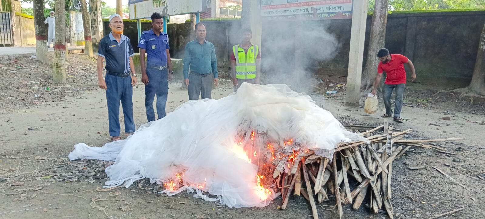 মেঘনায় অভিযানে অবৈধ জালসহ তিনজন আটক