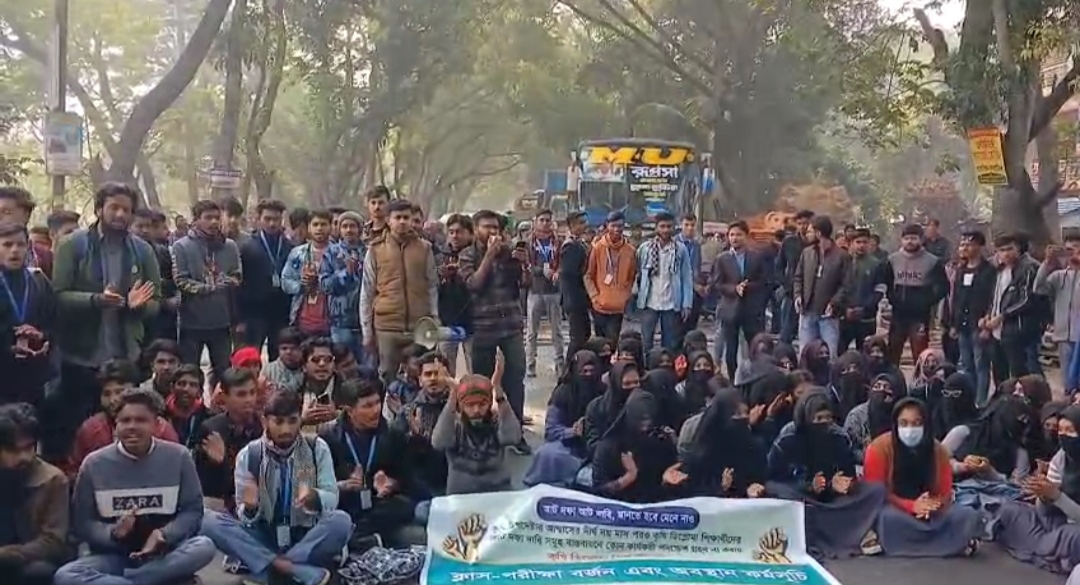 ঝিনাইদহে শিক্ষার্থীদের ৮ দফা দাবিতে মহাসড়ক অবরোধ