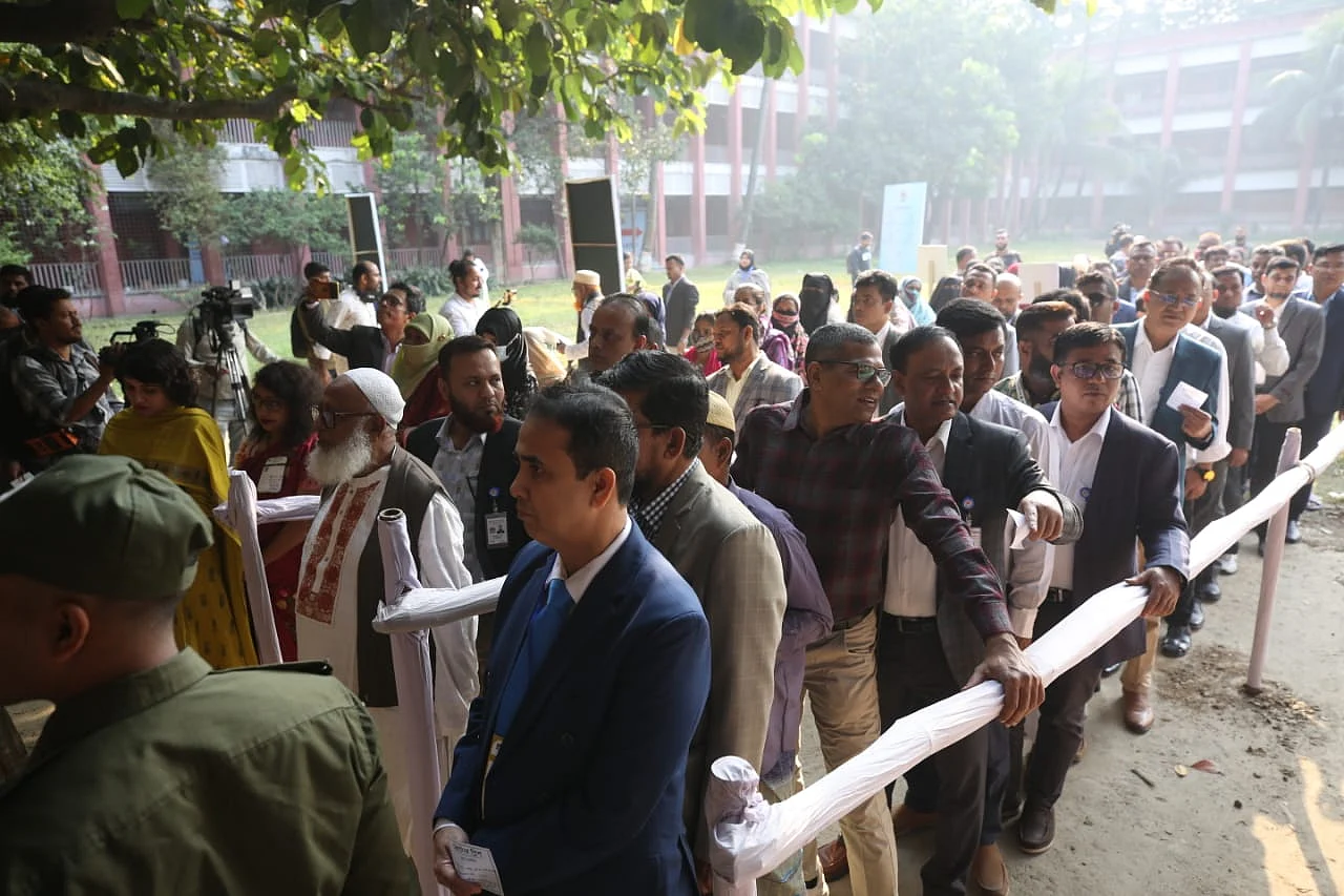 আগারগাঁওয়ে মক ভোটিংয়ে বিশৃঙ্খলা পেরিয়ে শৃঙ্খলায় ফিরল কেন্দ্র