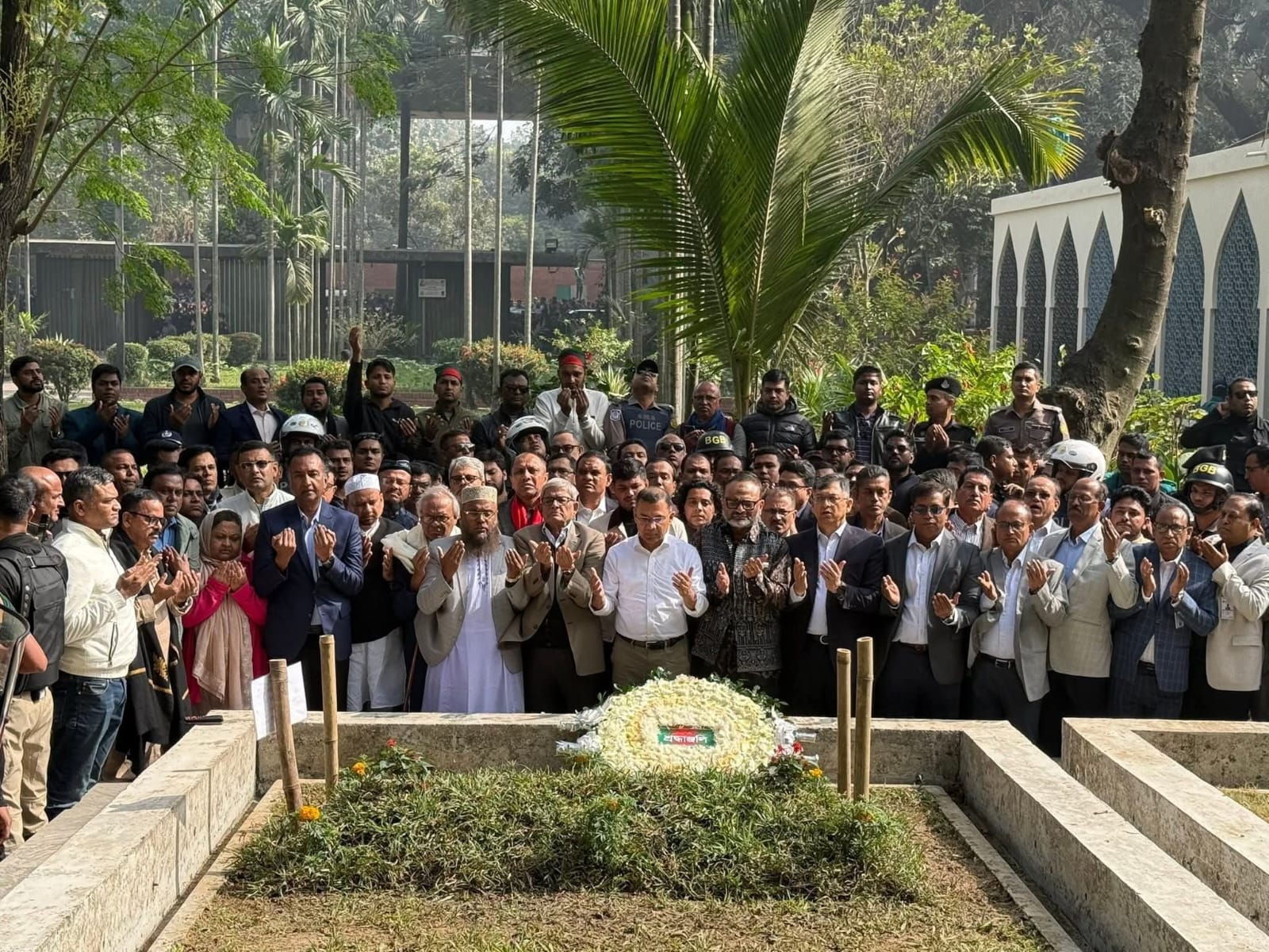 ওসমান হাদির কবরে শ্রদ্ধা নিবেদন করেন তারেক রহমান