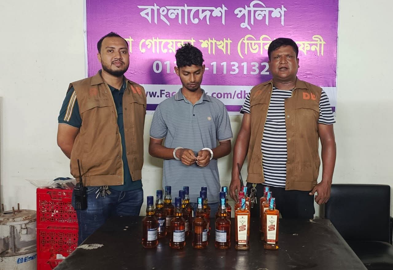 ফেনীতে পৃথক অভিযানে মদ ও গাঁজাসহ গ্রেফতার ৩