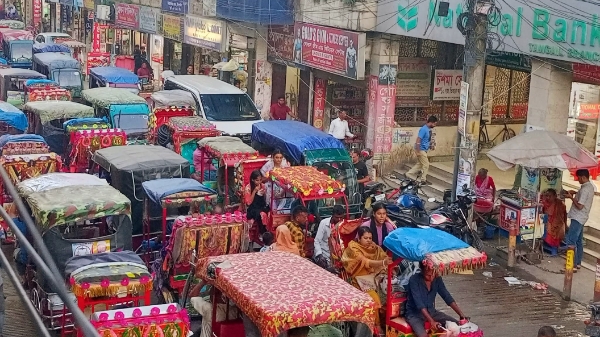 ব্যাটারি রিকশায় সয়লাব শহর, স্থবির নাগরিক জীবন