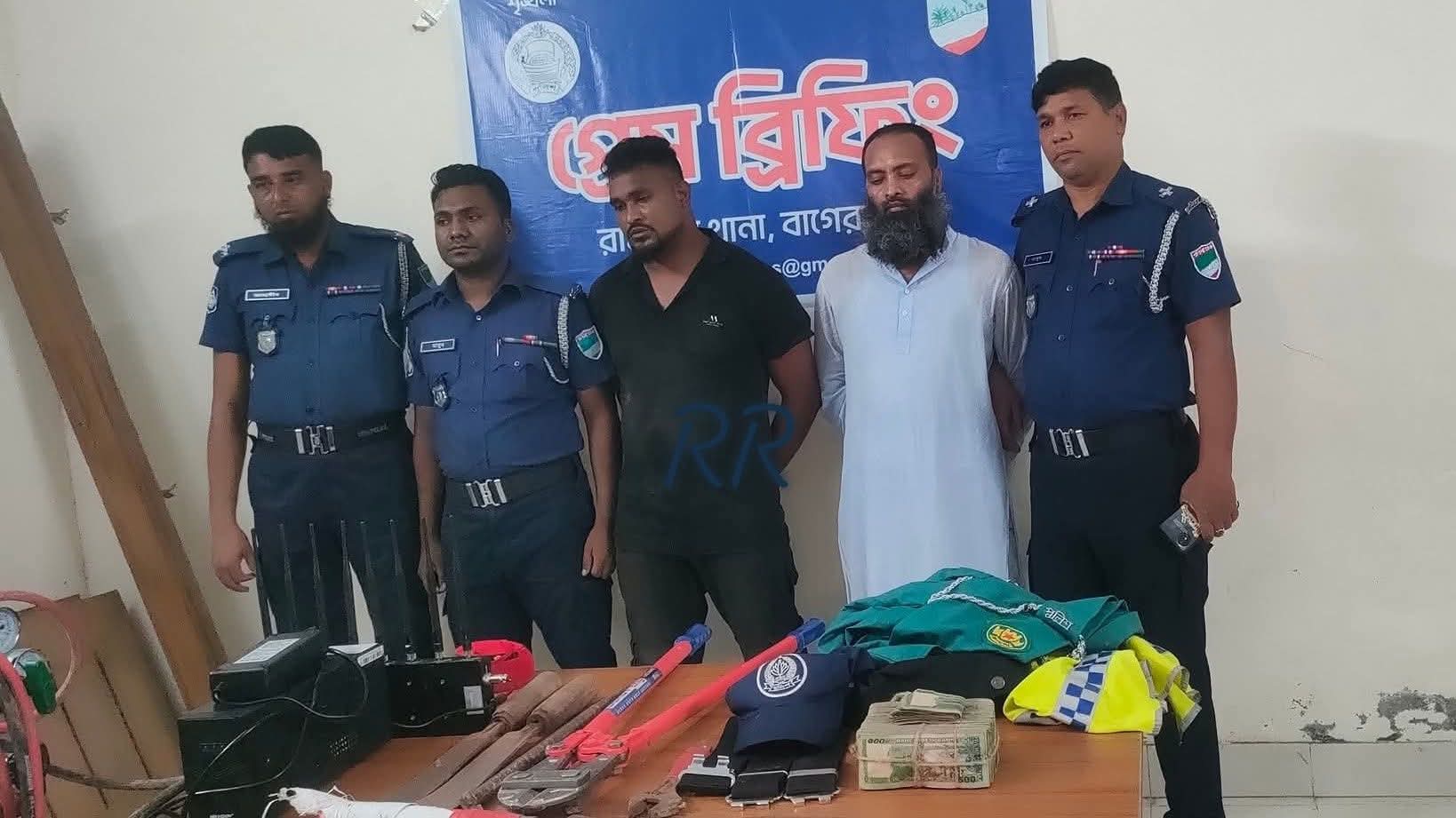 পুলিশ পরিচয়ে বাড়িতে ডাকাতি, আটক ২