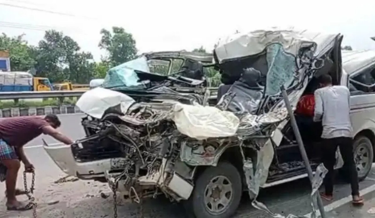 ট্রাকের পেছনে মাইক্রোবাসের ধাক্কা, দুই ছেলেসহ বাবা নিহত