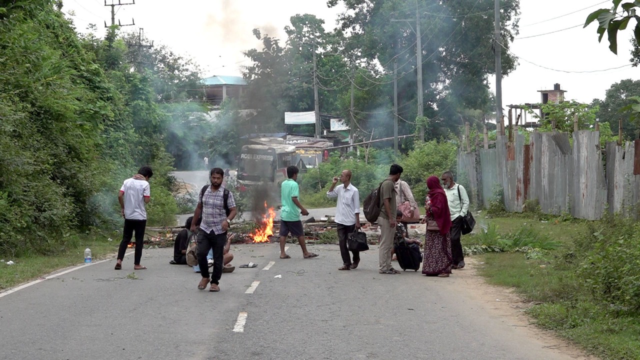 পাহাড়ে নারী নিপীড়নের প্রতিবাদে সড়ক অবরোধ : আটকা পড়েছে কয়েক হাজার পর্যটক