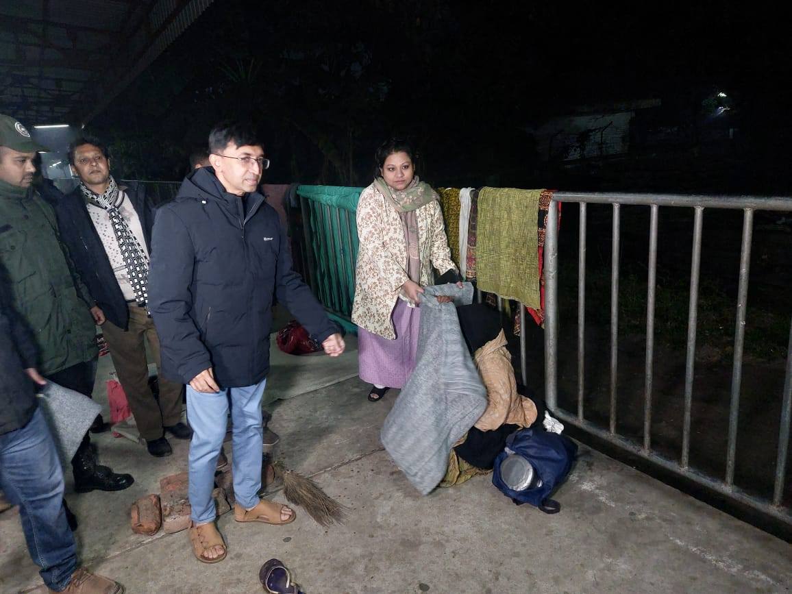 সৈয়দপুরের মানবিক জেলা প্রশাসক রাতে শীতার্তদের কম্বল জড়িয়ে দিলেন