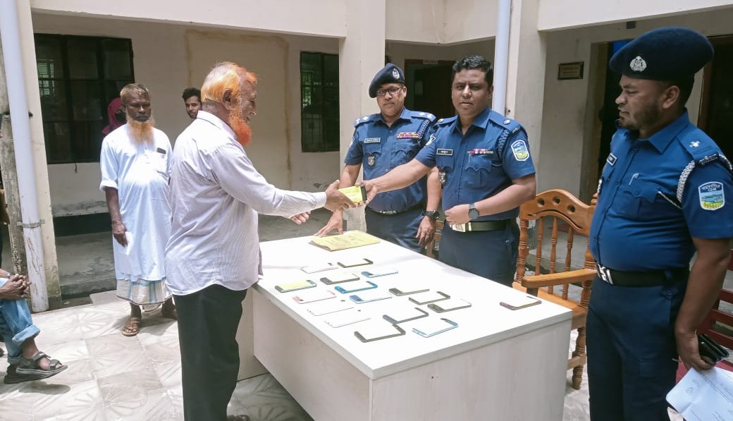 হারানো ৩৬ মোবাইল উদ্ধার করে মালিকদের দিল জামালপুর পুলিশ