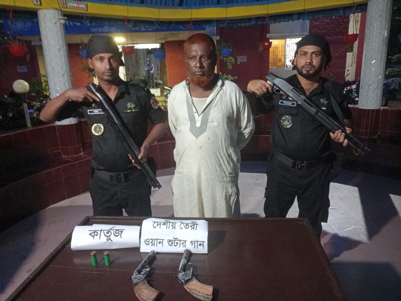 সাতক্ষীরায় র‍্যাবের অভিযানে ৭ মামলার পলাতক আসামি গ্রেফতার