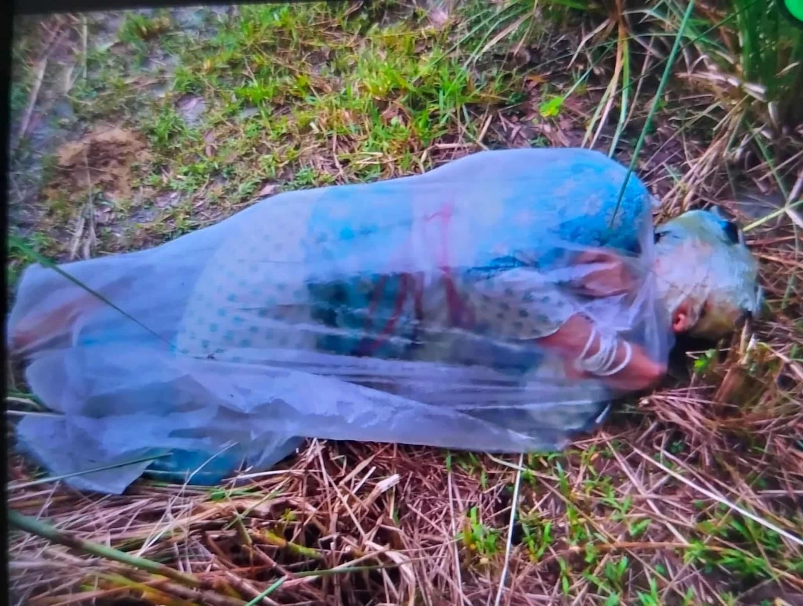 মহাসড়কের পাশে পলিথিনে মোড়ানো অ্যাসিডদগ্ধ নারীকে উদ্ধার