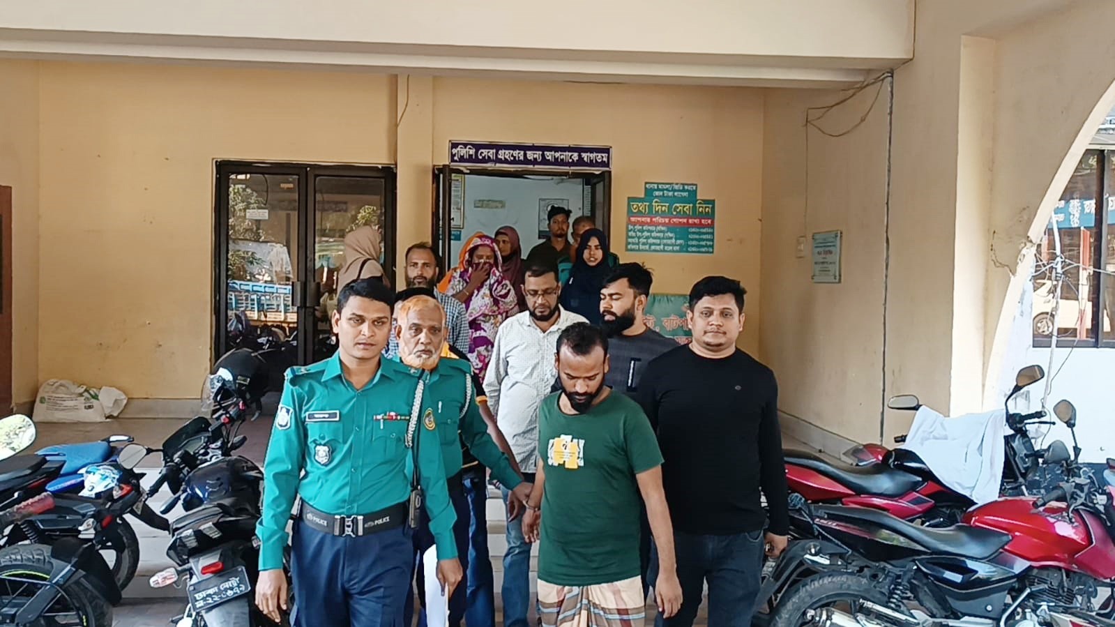 বরিশালে পুলিশকে কামড়ে পালিয়েছে ছাত্রদল নেতা