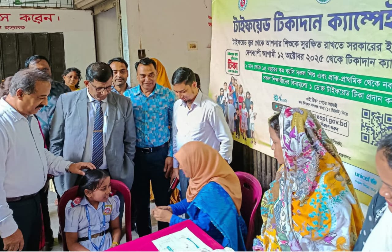 ময়মনসিংহে টাইফয়েড টিকাদান ক্যাম্পেইন পরিদর্শন করেন বিভাগীয় কমিশনার