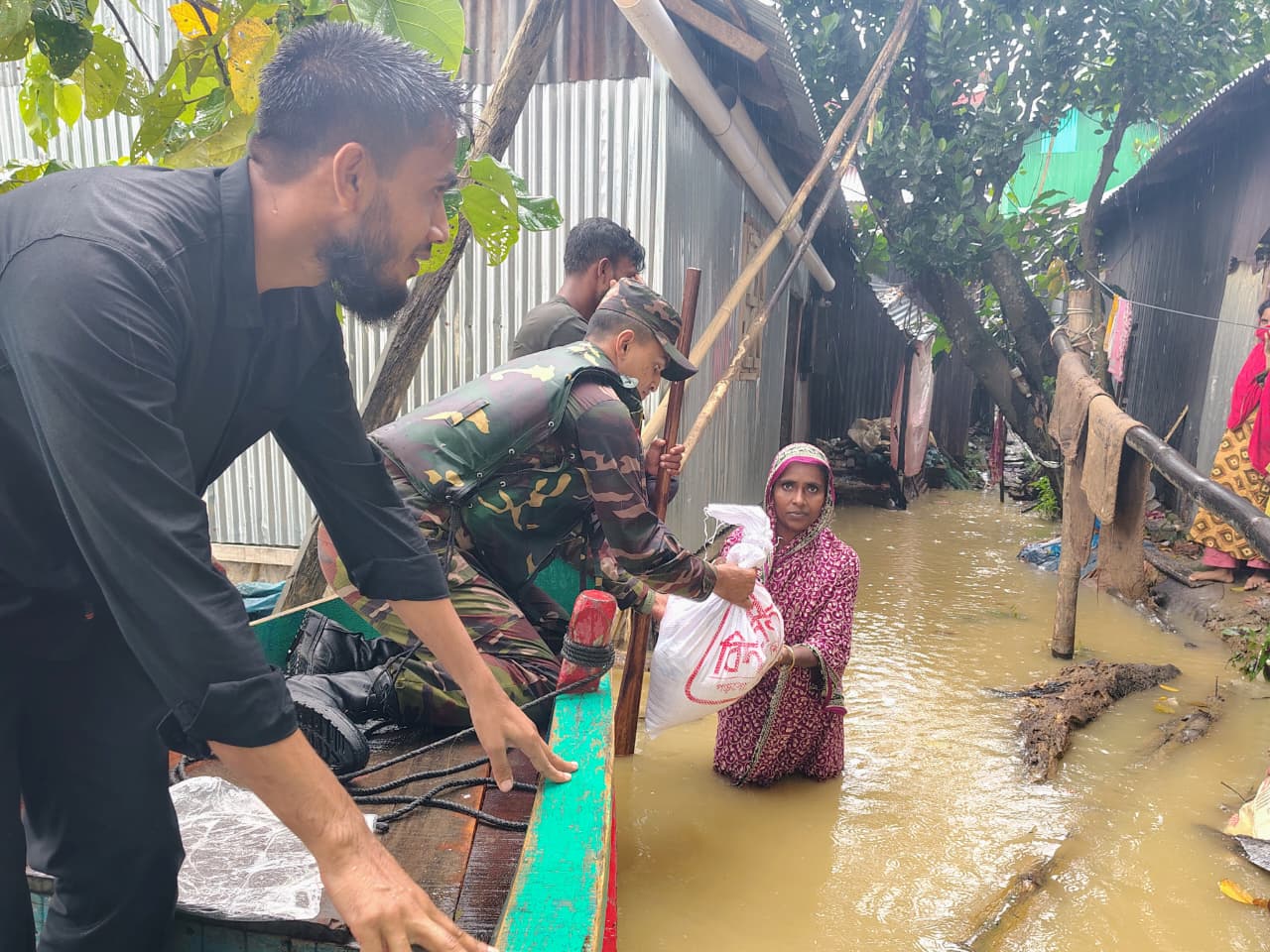 বন্যাকবলিত পরিবারে ত্রাণ সহায়তা চলমান রেখেছে প্রশাসন ও সেনাবাহিনী