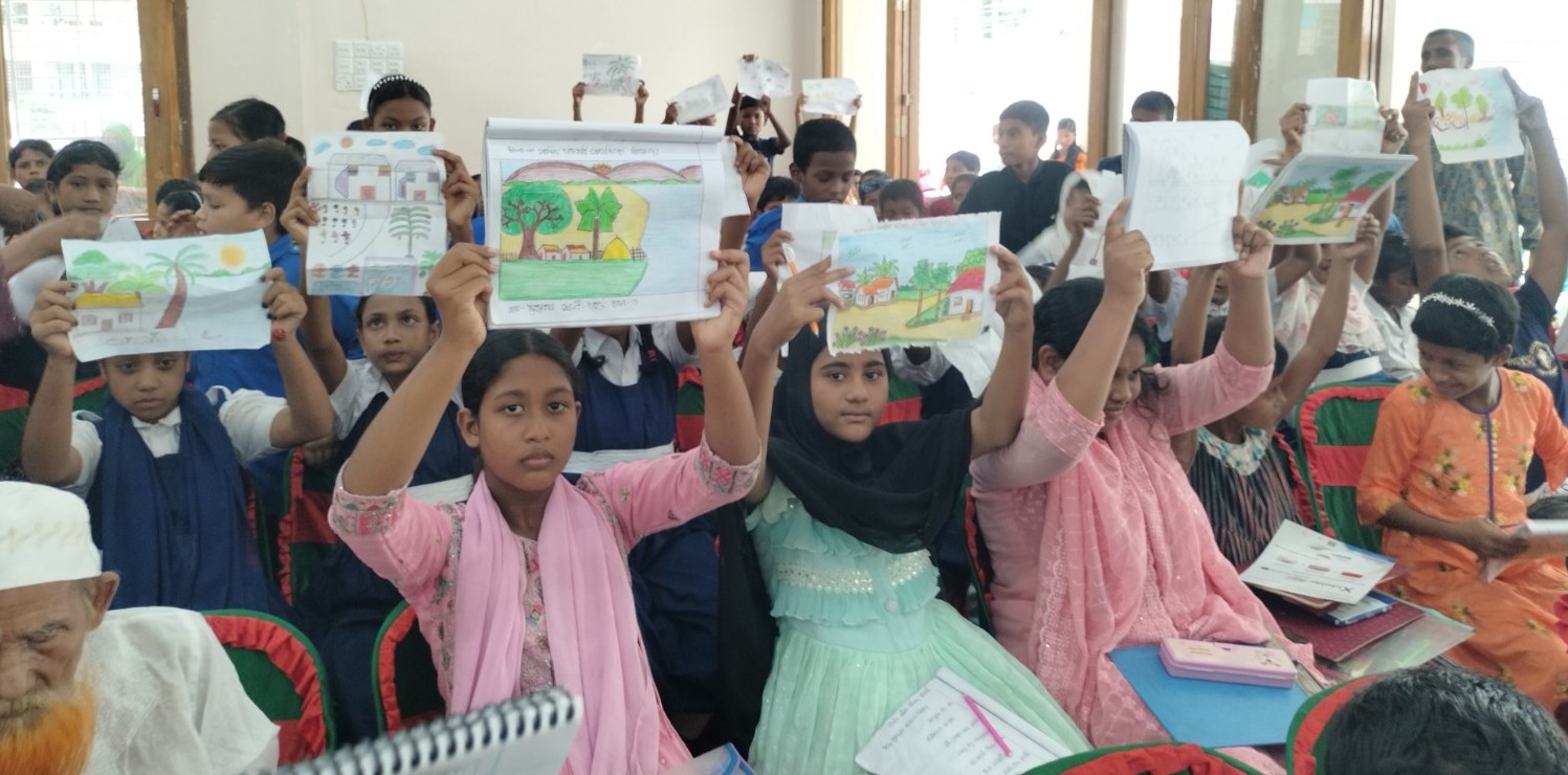 শিক্ষার্থীদের চিত্রাঙ্কনে খুশি হয়ে ডিসি উপহার বিনিময়