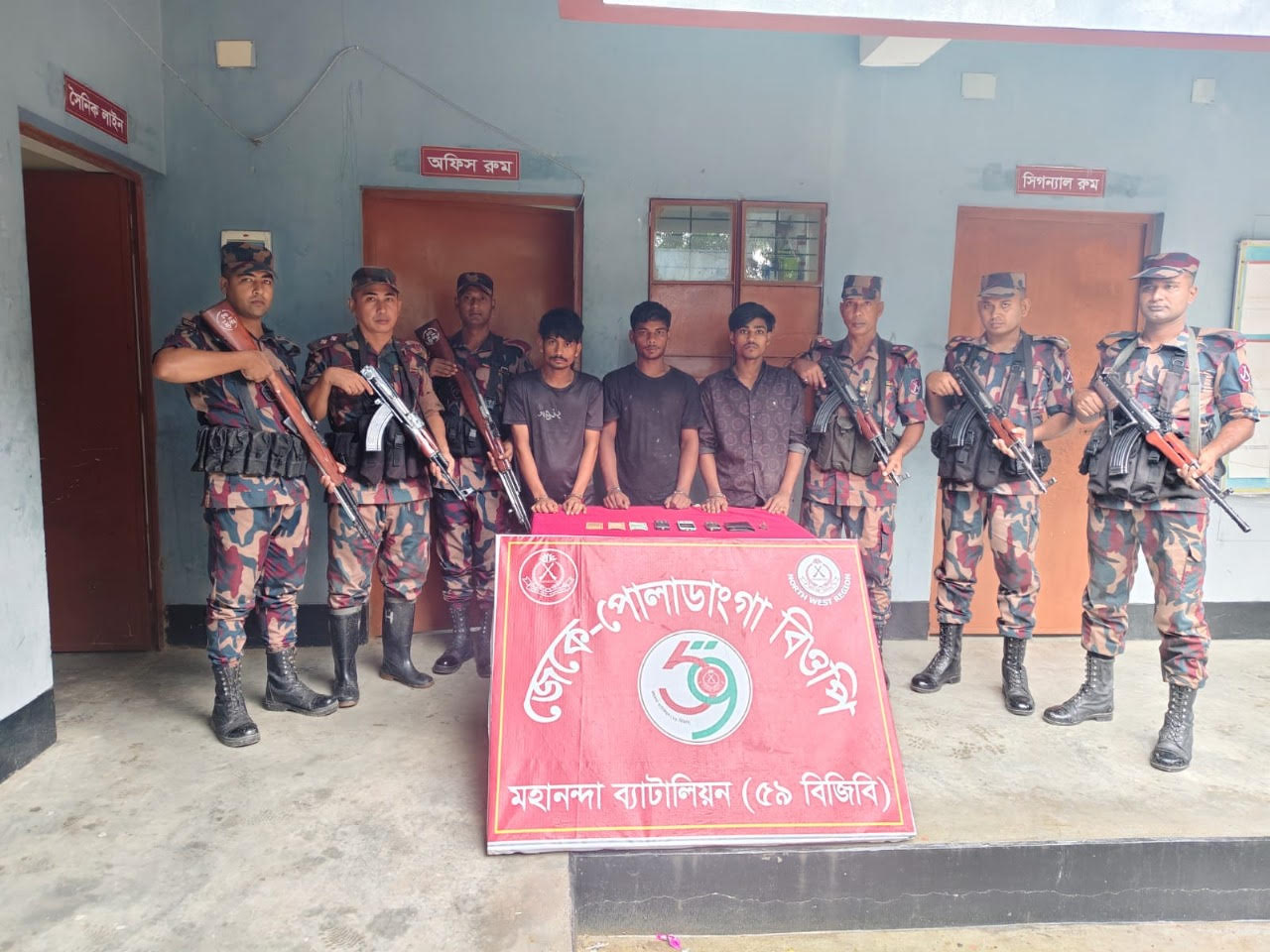 চাঁপাইনবাবগঞ্জ সীমান্তে ৩ বাংলাদেশি আটক