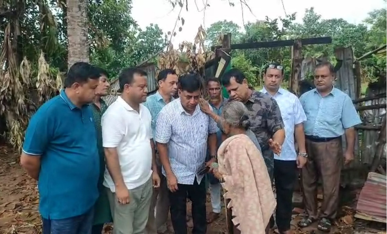 গুইমারায় সহিংসতায় ক্ষতিগ্রস্তদের পাশে জেলা বিএনপি