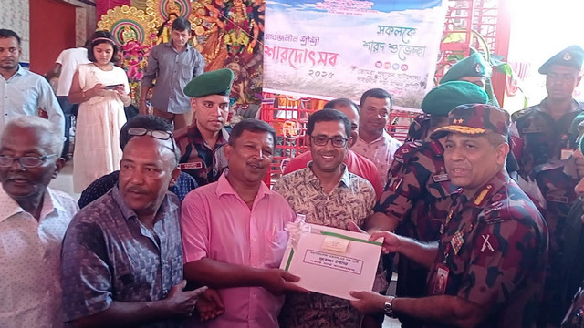 সাতক্ষীরায় পূজামণ্ডপ পরিদর্শন করলেন বিজিবি মহাপরিচালক