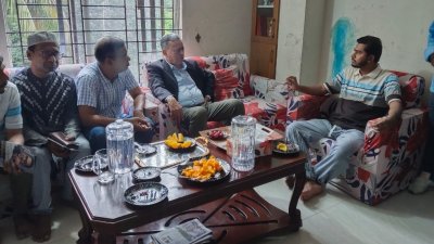 নুরকে দেখতে বাসায় আমির খসরু