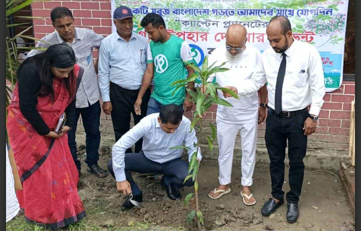 ঝালকাঠিতে ক্যাপ্টেন প্ল্যানেটের নামে ডিসিকে নিয়ে আওয়ামীলীগ নেতার বৃক্ষ রোপণ