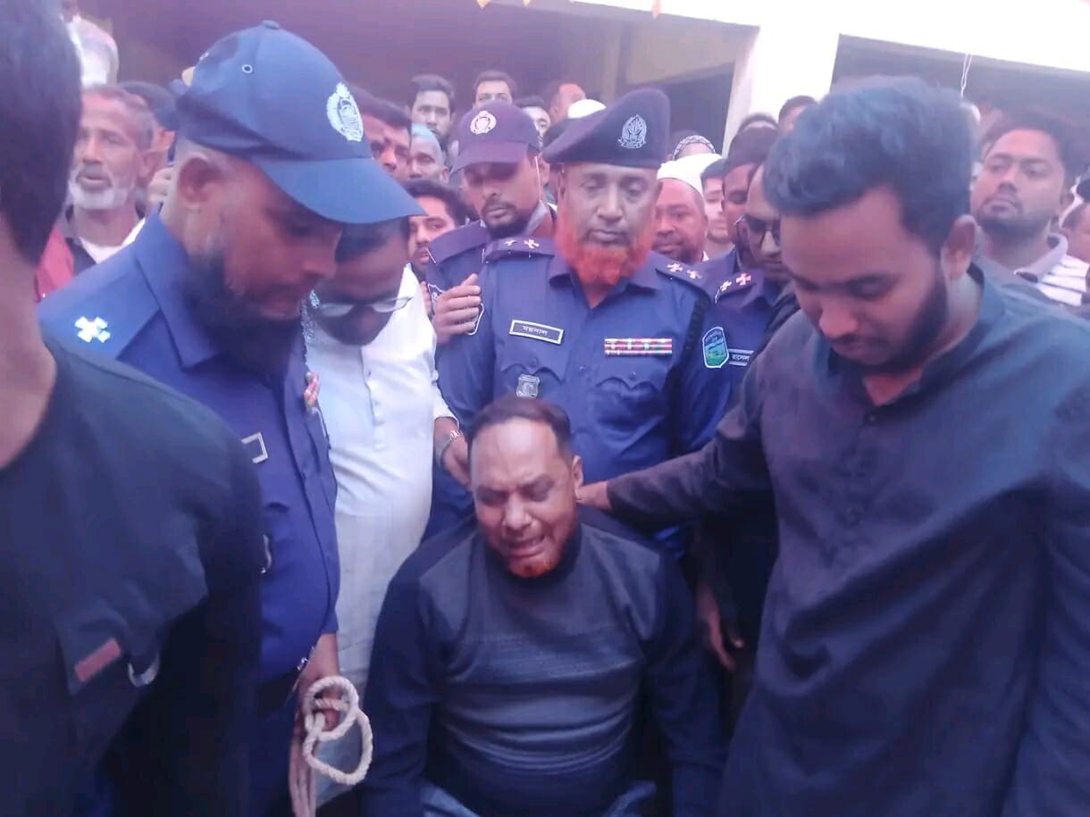 প্যারোলে মুক্তি পেয়ে ভাইয়ের জানাজায় সাবেক মেয়র নজরুল সওদাগরের অংশগ্রহণ