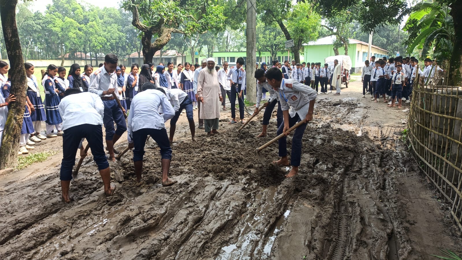 খানাখন্দে ভরা সড়ক মেরামত করলো শিক্ষার্থীরা