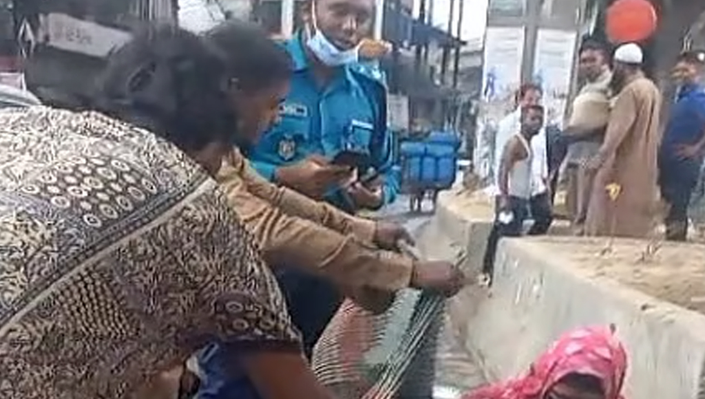 সড়কের পাশে জন্ম নেওয়া সদ্যজাত শিশু ও মা‘কে হাসপাতালে নিল পুলিশ