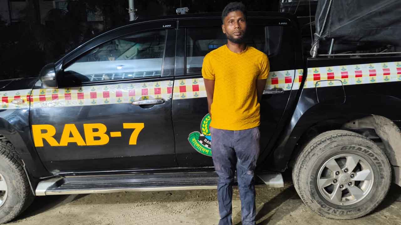 ঢাকার আদালত থেকে পালানো হত্যা মামলার আসামি ফেনীতে গ্রেফতার