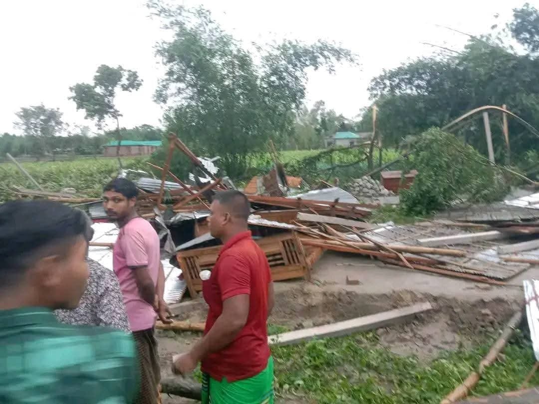 রংপুরের গংগাচড়া ঘূর্ণিঝড়ে লন্ডভন্ড ১২ শ ঘরবাড়ি : আহত ৫