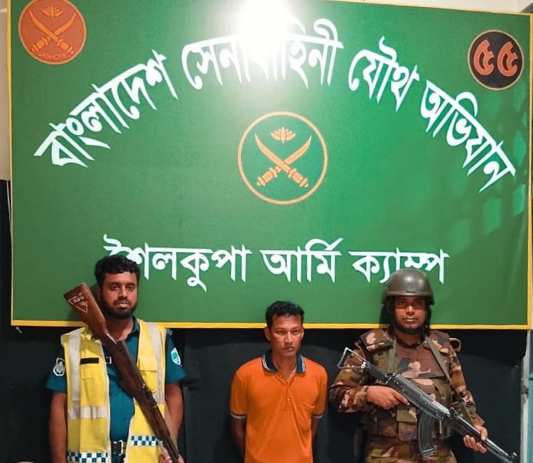 শৈলকুপায় যৌথবাহিনীর অভিযানে বিপুল পরিমাণ অস্ত্র উদ্ধার