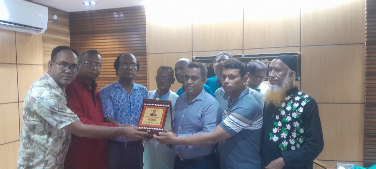 বোদা প্রেসক্লাবের পক্ষ থেকে ইউএনও শাহরিয়ার নজিরকে বিদায় সংবর্ধনা