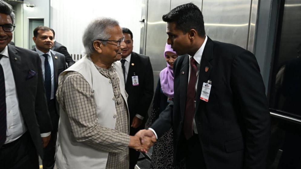 রাষ্ট্রীয় সফরে মালয়েশিয়ায় পৌঁছেছেন প্রধান উপদেষ্টা
