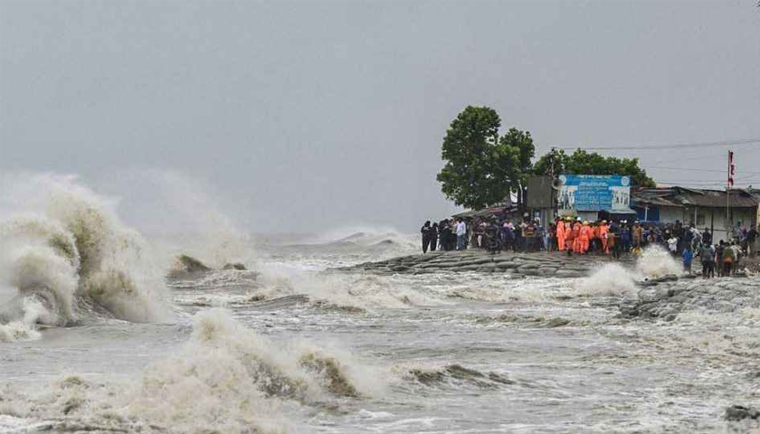 রাতেই উপকূল পাড়ি দিতে পারে গভীর নিম্নচাপ
