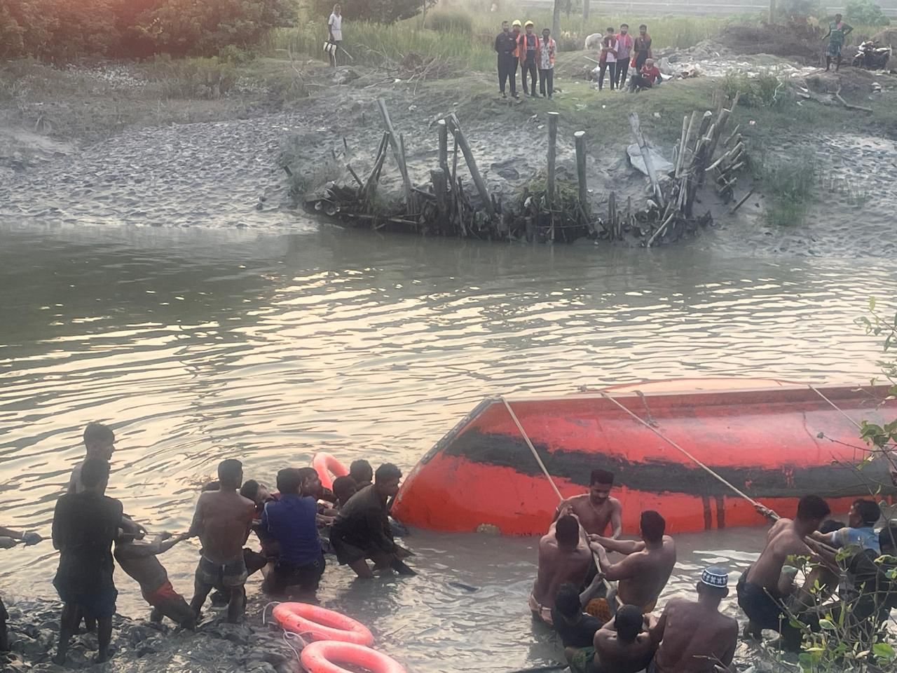 রামপাল তাপবিদ্যুৎ কেন্দ্র সংলগ্ন নদীতে নৌকাডুবিতে আহত ২০