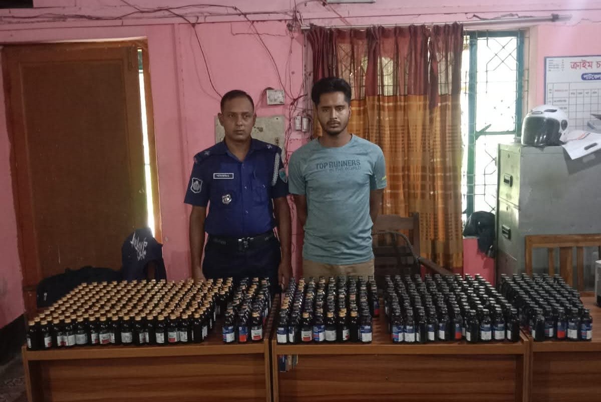 পাটকেলঘাটায় অভিযানে ফেনসিডিলসহ যুবক  আটক
