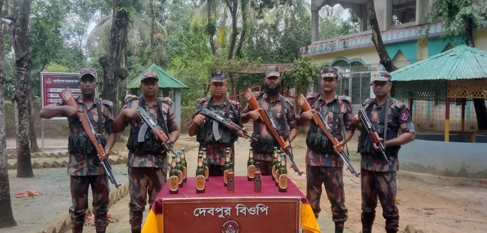 ফেনীতে চোরাচালান বিরোধী অভিযান: ৪১ কেজি গাঁজা ও ভারতীয় মদ জব্দ