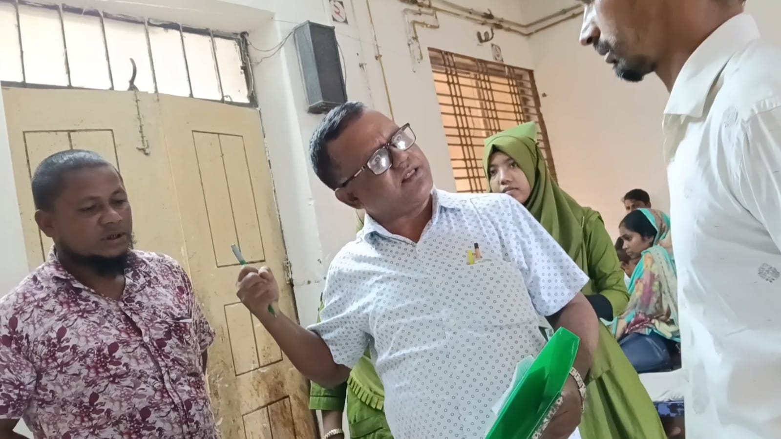 রোগীর স্বজনকে অশালীন ভাষায় গালিগালাজ, অবশেষে বরখাস্ত সেই চিকিৎসক