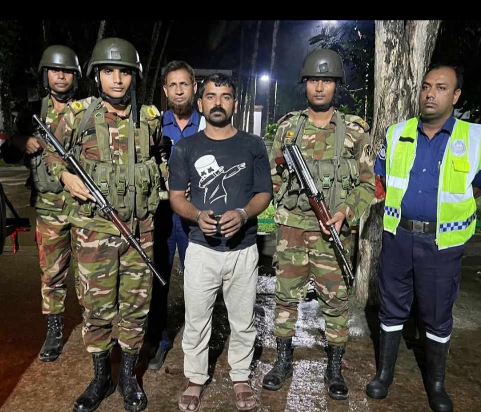 চাঁদাবাজির টাকাসহ স্বেচ্ছাসেবক দলের নেতা গ্রেফতার
