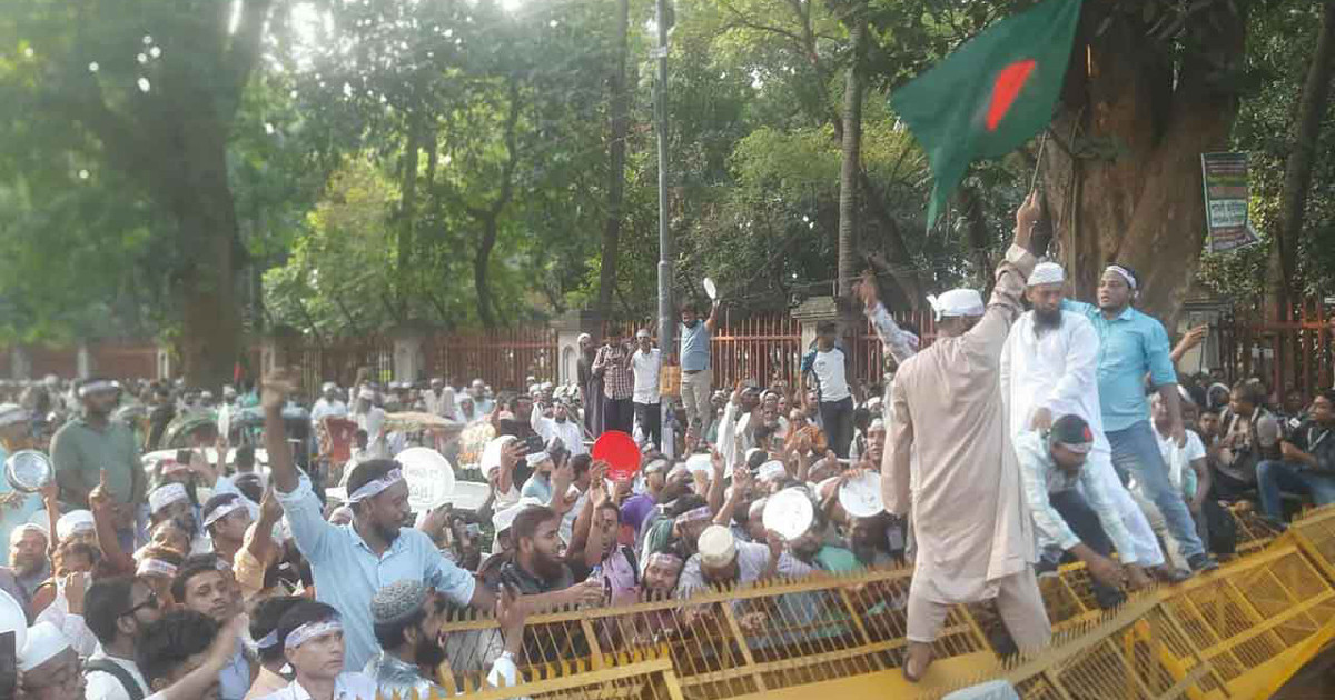 শিক্ষকদের ‘ভুখা মিছিল’ আটকে দিল পুলিশ