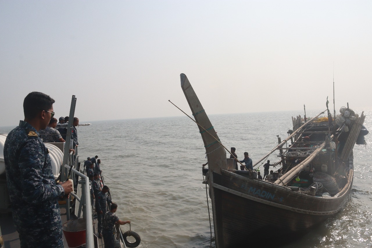 বঙ্গোপসাগরে ট্রলারসহ ২৪ জেলে উদ্ধার