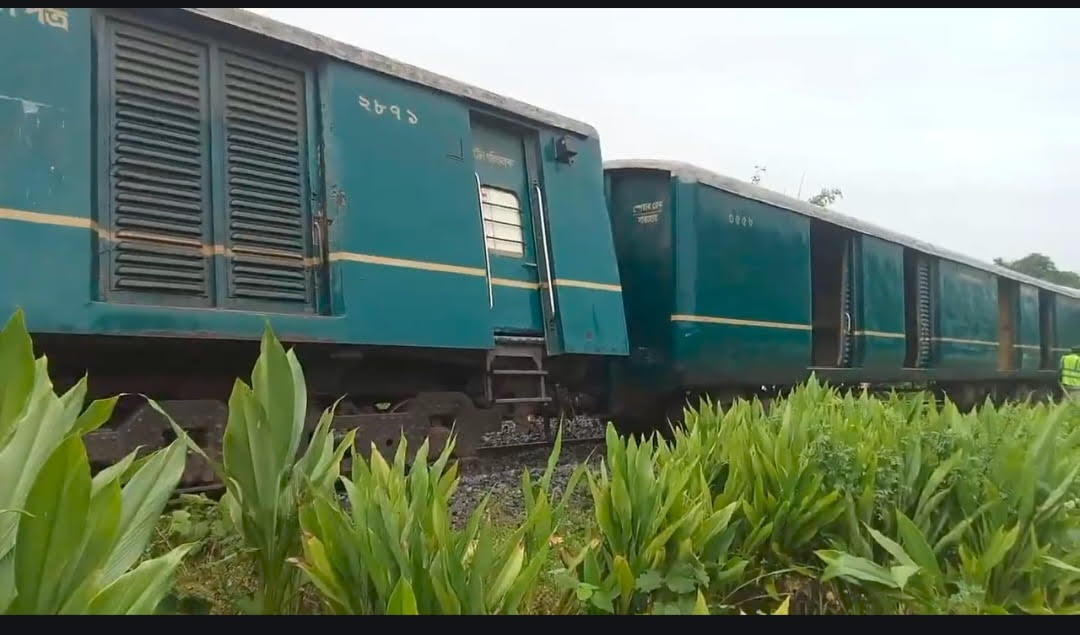 রংপুরে পদ্মরাগ ট্রেন লাইনচ্যুত, বন্ধ রেল চলাচল