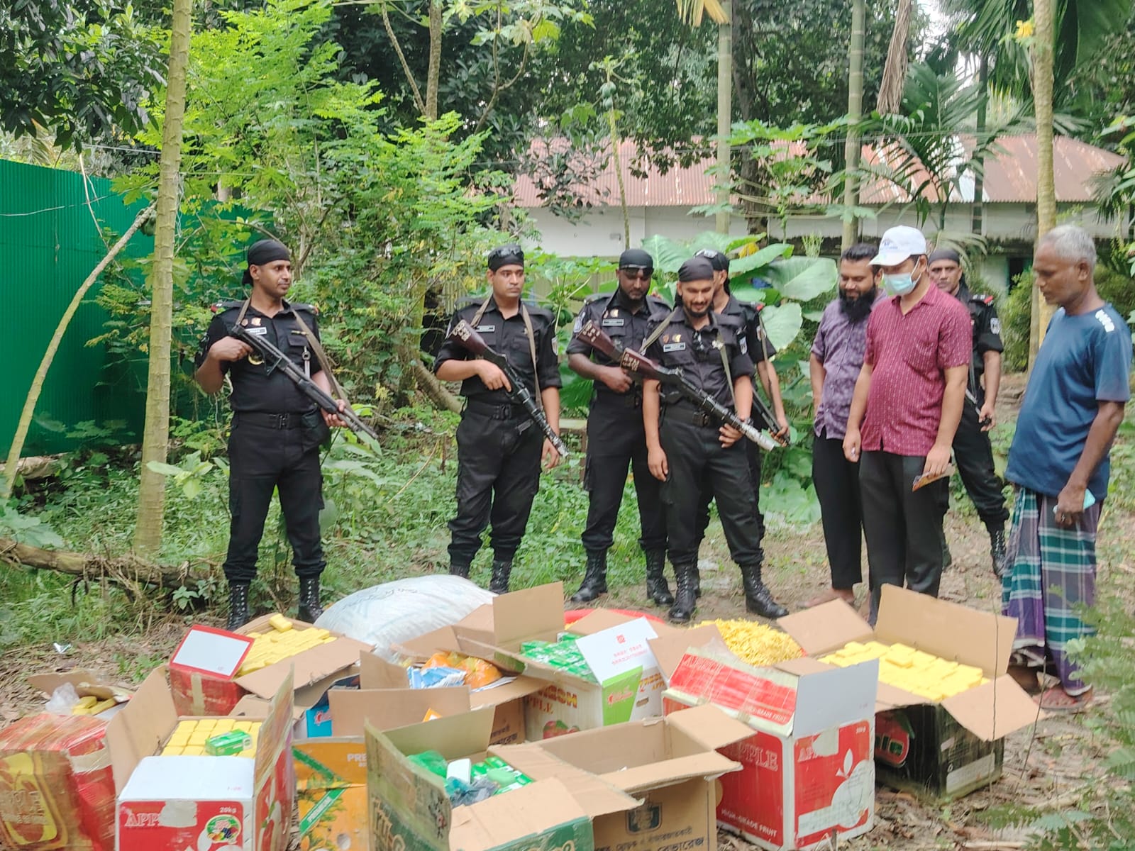 মানিকগঞ্জে অবৈধ সাবান কারখানায় র‍্যাবের অভিযান, মালিকের কারাদণ্ড