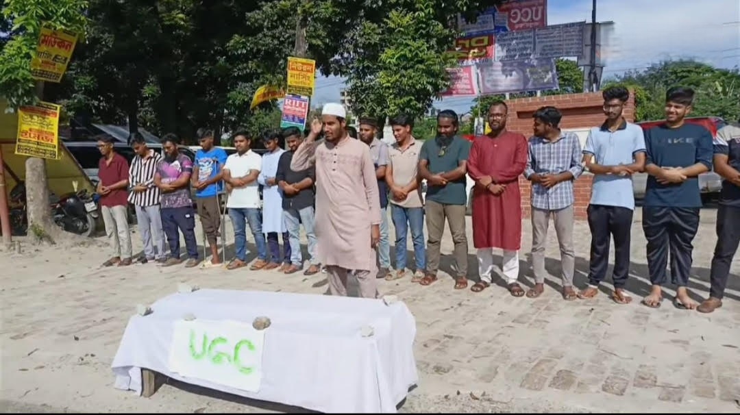 বেরোবিতে আমরণ অনশনে  অসুস্থ পাঁচ শিক্ষার্থী, হাসপাতালে ভর্তি ২ জন
