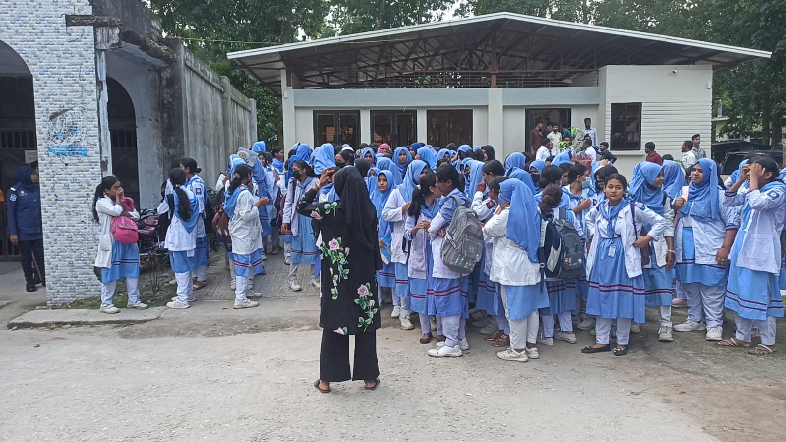 শিক্ষকের মুক্তির দাবিতে শিক্ষার্থীদের আদালতে অবস্থান, সড়ক অবরোধ