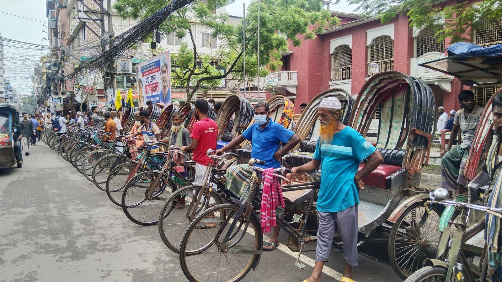 প্যাডেল রিকশার ঘামে ভরা দিন, ব্যাটারি রিকশা কেড়ে নিচ্ছে রোজগার