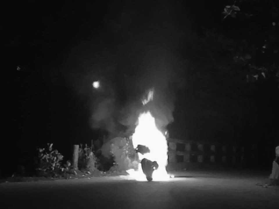 নিষিদ্ধ ছাত্রলীগ নেতার মোটরসাইকেলে অগ্নিসংযোগ