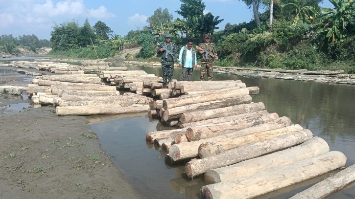 অবৈধভাবে পাচারকালে লক্ষীছড়িতে সেনা অভিযানে বিপুল পরিমাণ কাঠ জব্দ
