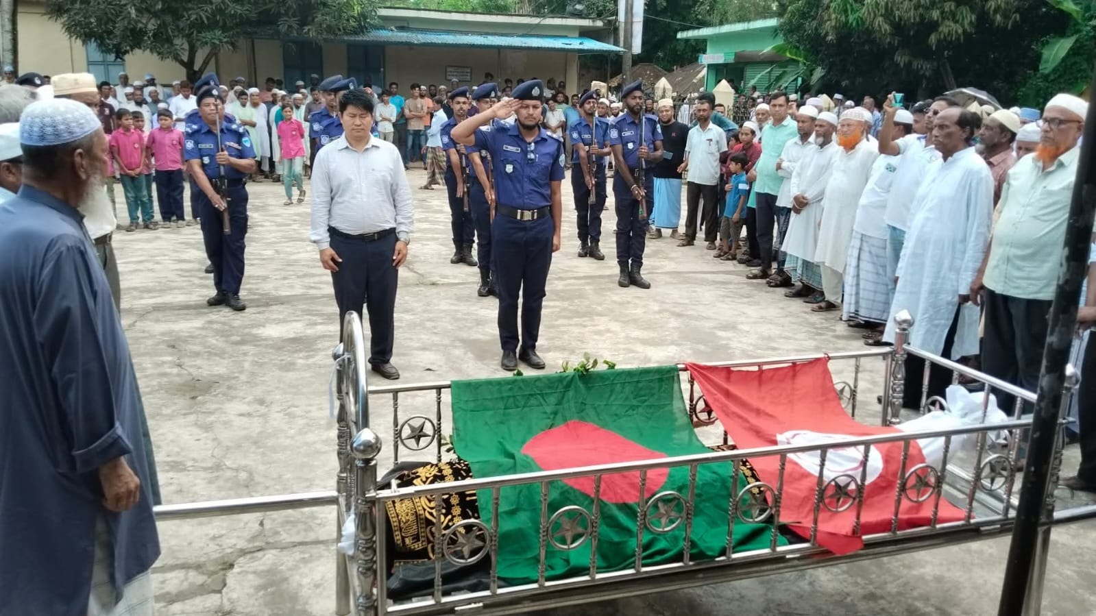 রাষ্ট্রীয় মর্যাদায় দাফন বীর মুক্তিযোদ্ধা মোশাররফ হোসেন ভূঁইয়ার