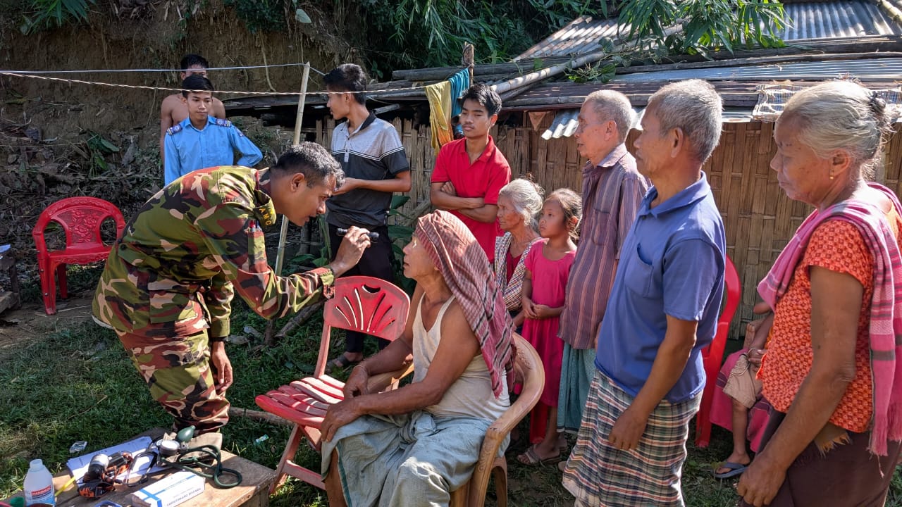 দীঘিনালায় সেনাবাহিনীর বিনামূল্যে চিকিৎসা সেবা ও ওষুধ বিতরণ