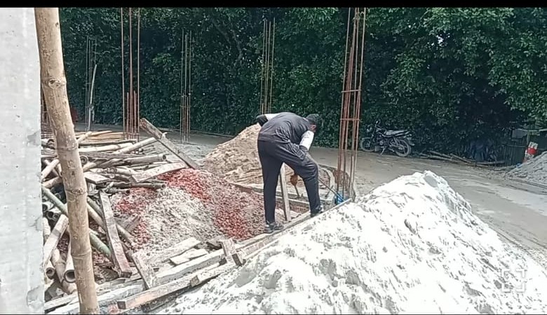এলজিইডির ৪ ফুট রাস্তা দখল করে বিল্ডিং নির্মাণ