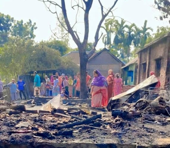 সৈয়দপুর মতির মোড়ে আগুরস পুড়লো ৬টি ঘর